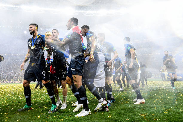 场和后防线 场和后防线